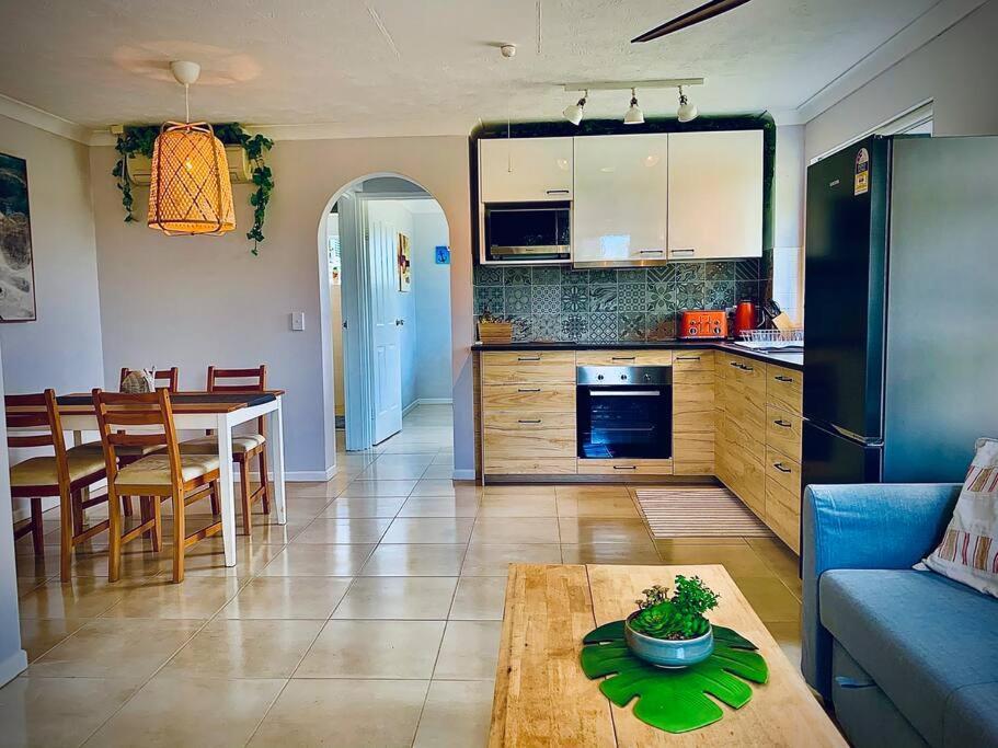 Broadbeach, Stylish Apartment Close To Everything โกลด์โคสต์ ภายนอก รูปภาพ